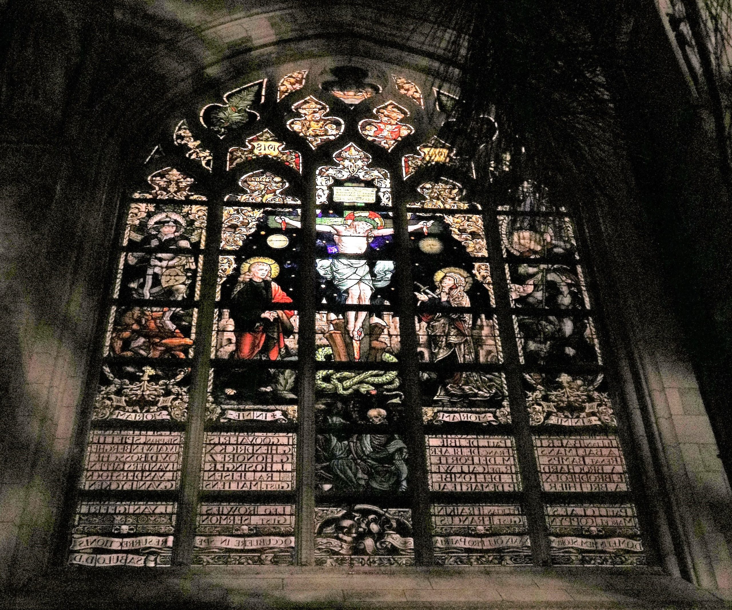 Verlichting van de glas-in-loodramen van de kerk, bovenaanzicht.