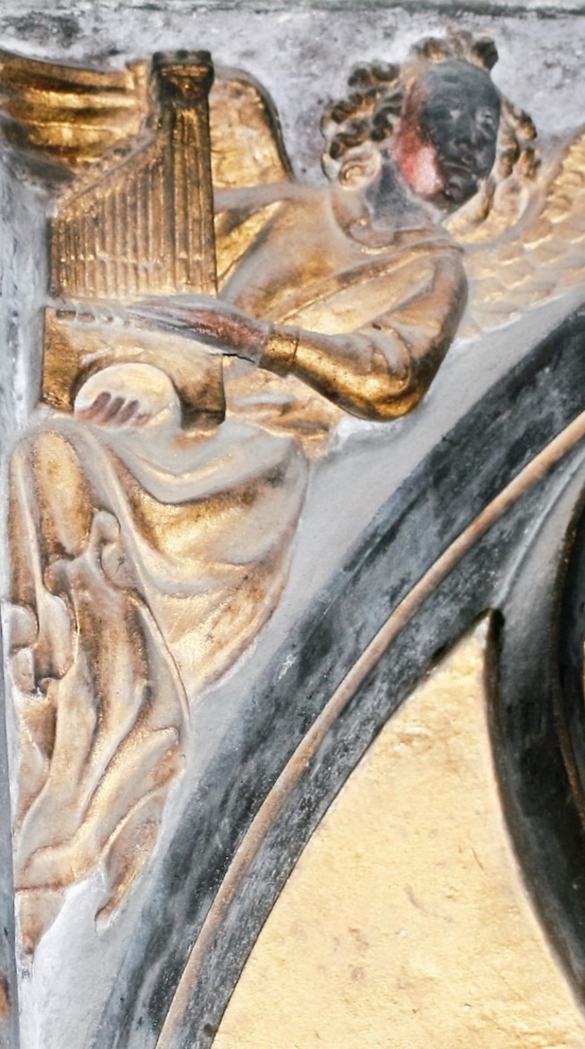 Detail van een engel die een harp bespeelt, voorstellende een borstschildering vóór de restauratie. 