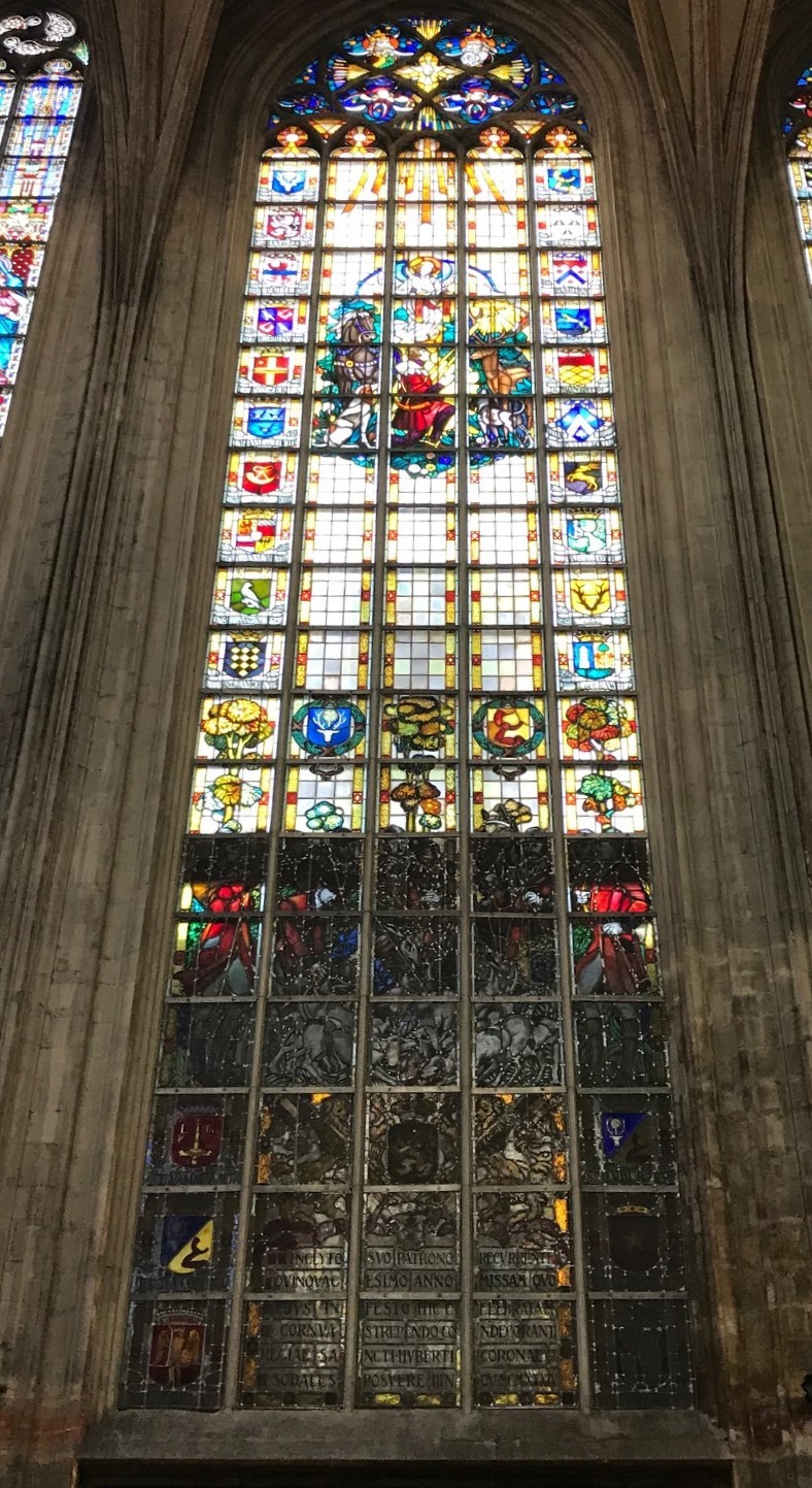Gekleurd glas in lood voor de verlichting van vier ramen in het koor.
