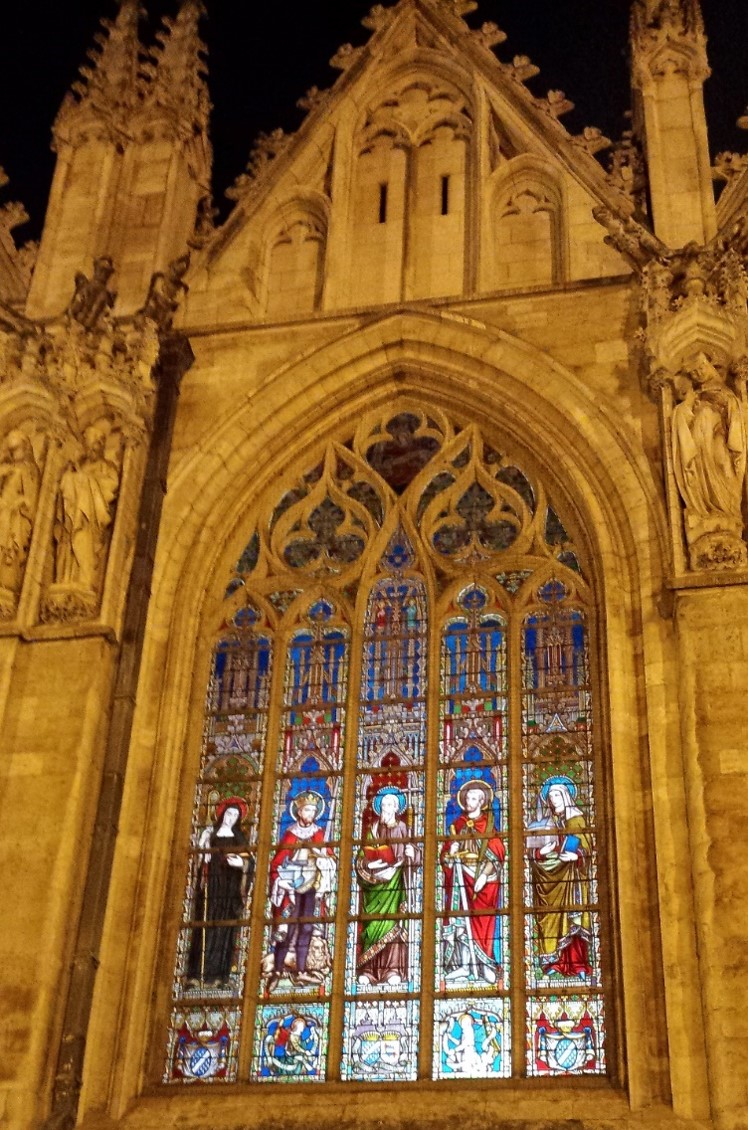 Uitlichting van de glas-in-loodramen van de kerk, bovenaanzicht.