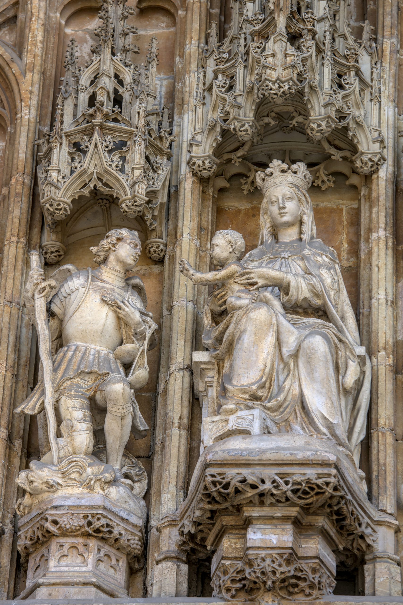 Stenen beelden op een sierlijke gevel van de Notre-Dame kerk in Le Sablon, Brussel.