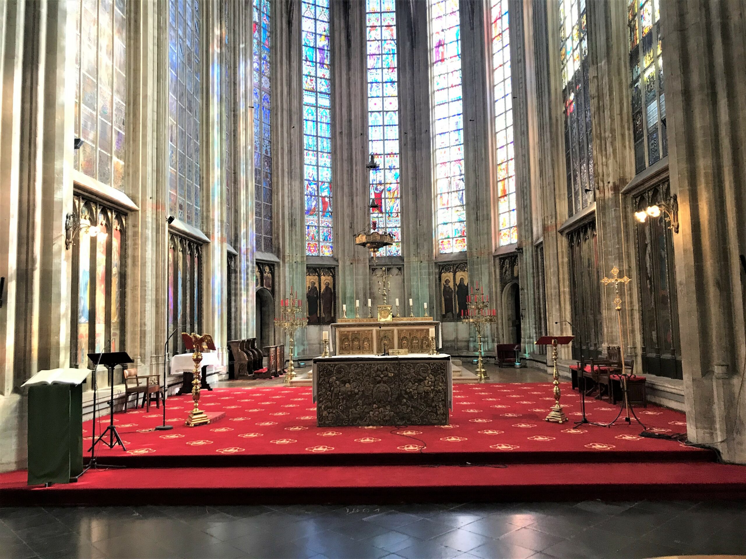 Zicht op het gerenoveerde tapijt in de kerk dat het centrale gedeelte bedekt.