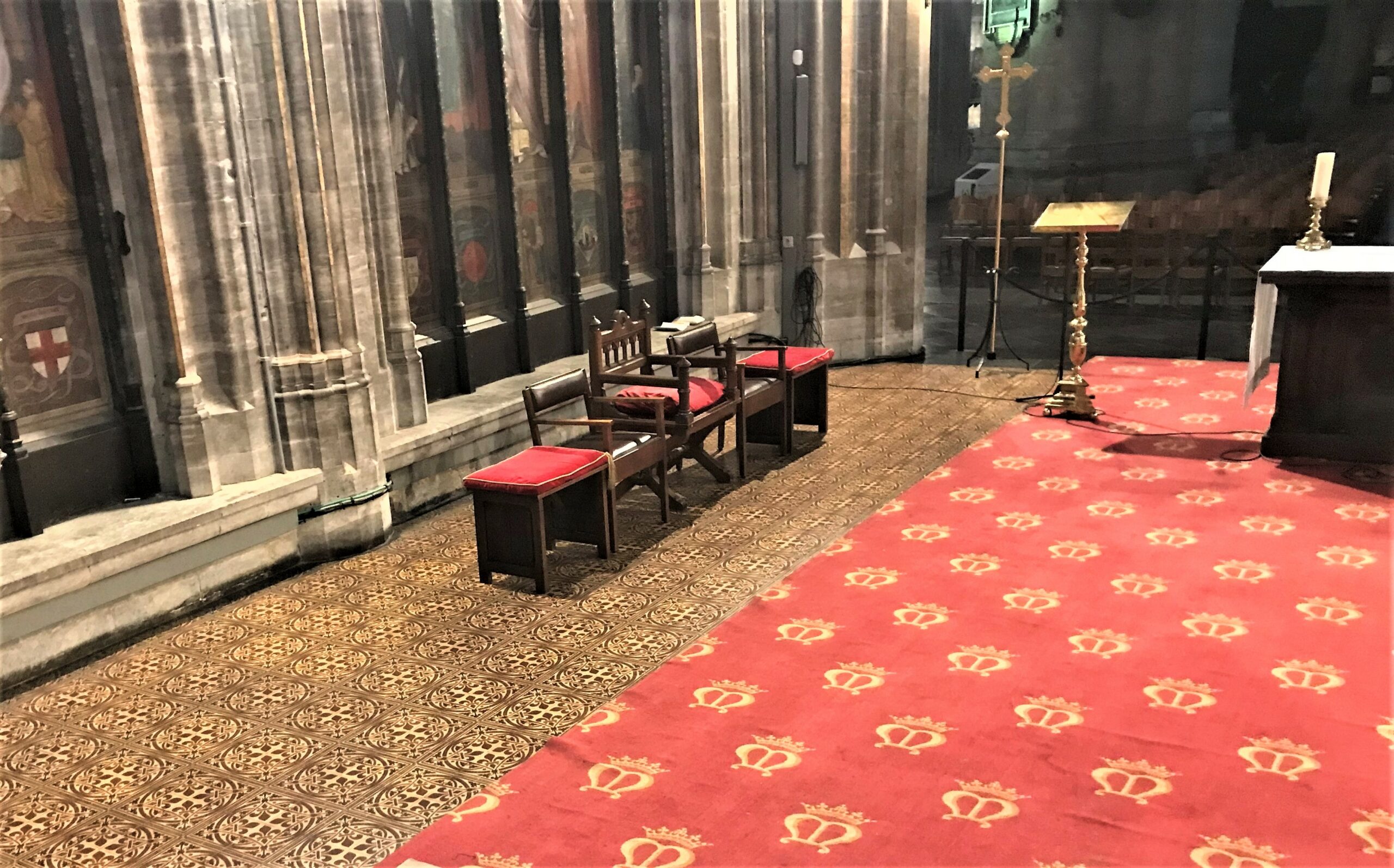Algemeen zicht op de kerk met de nieuwe reparaties aan de marmeren trappen en het tapijt in de centrale ruimte.