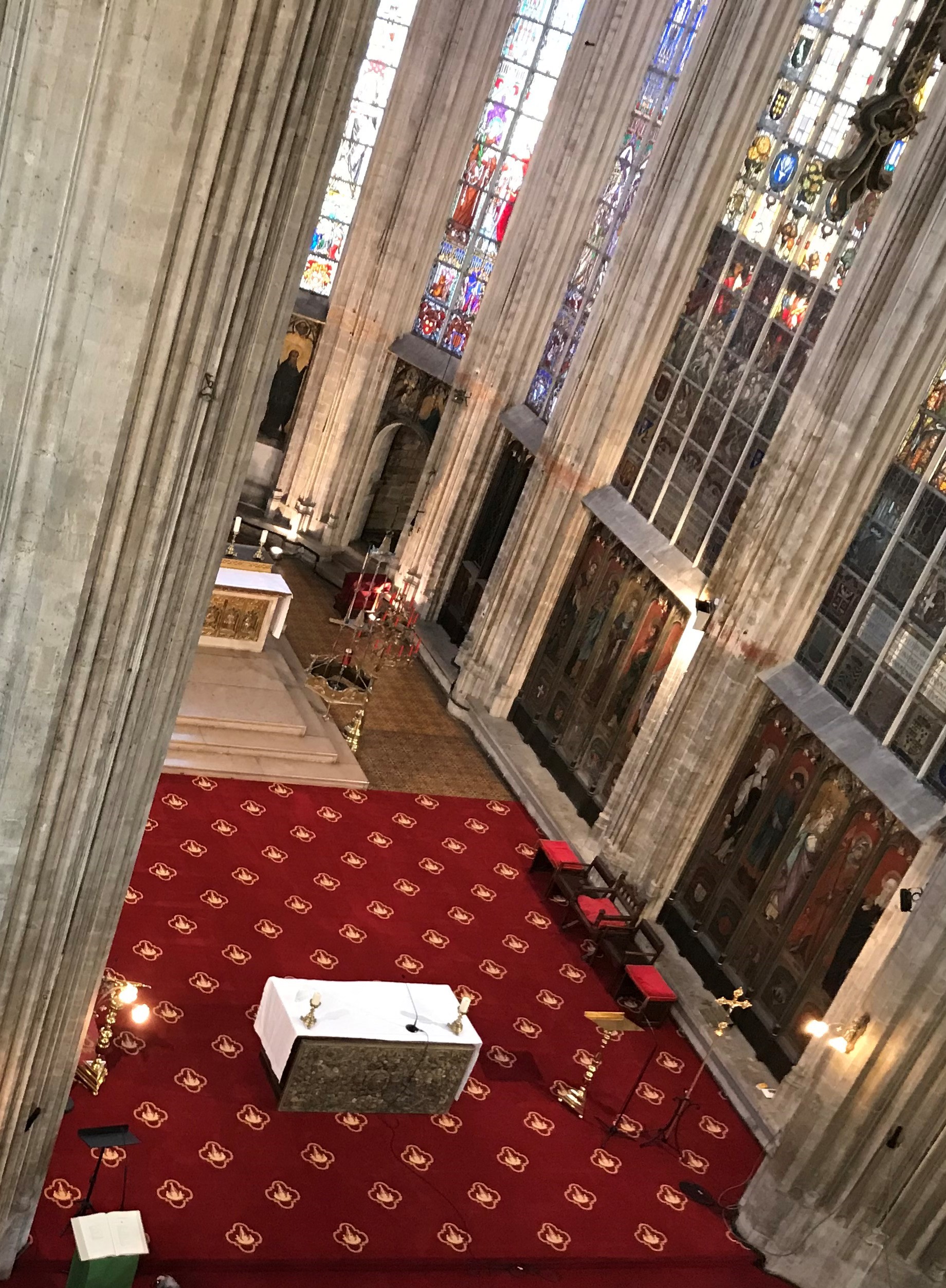Luchtfoto van de kerk nadat het nieuwe tapijt is gelegd.