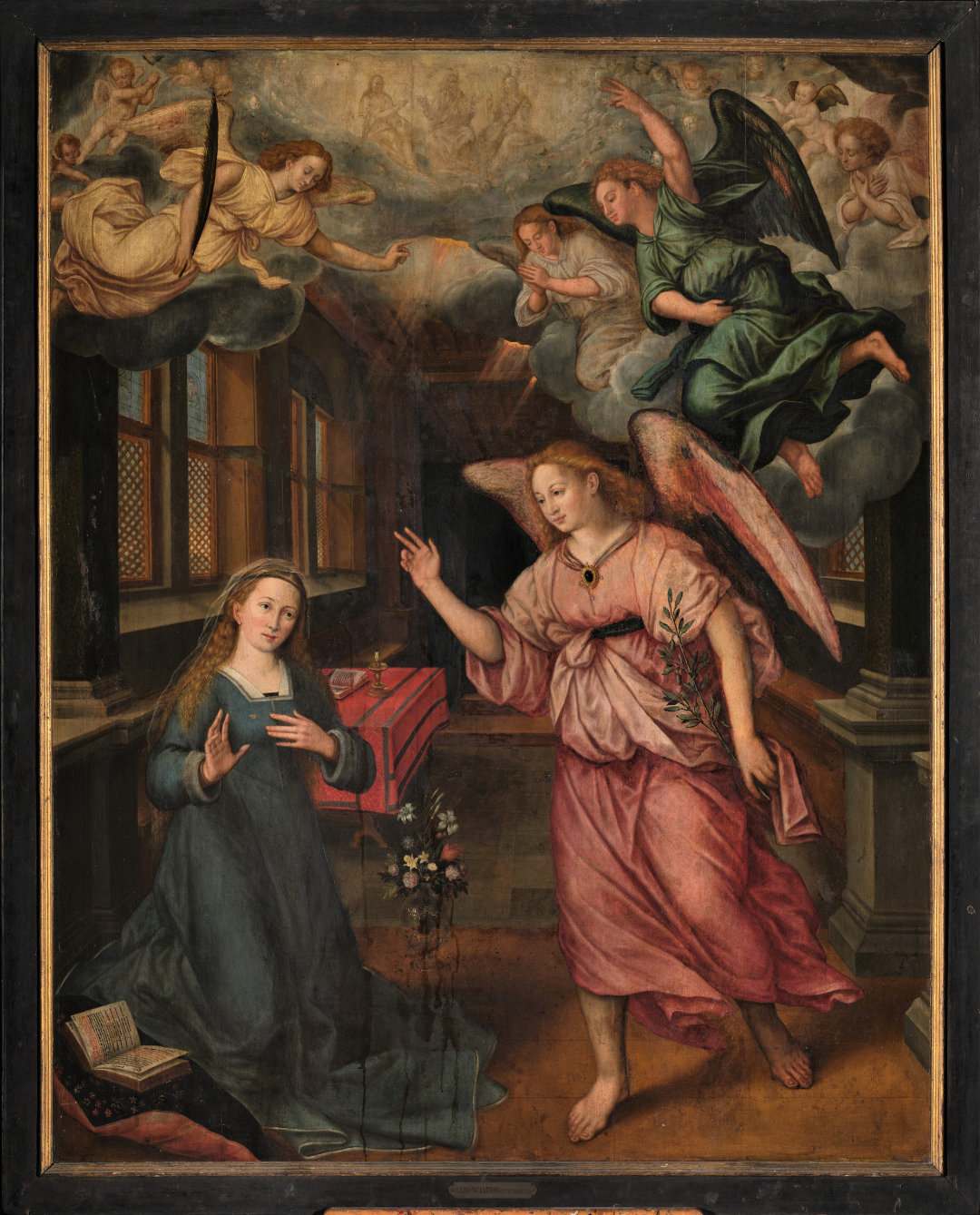 Schilderij van de Annunciatie met verschillende vrouwen en wolken en engelen erboven, voor de restauratie. 