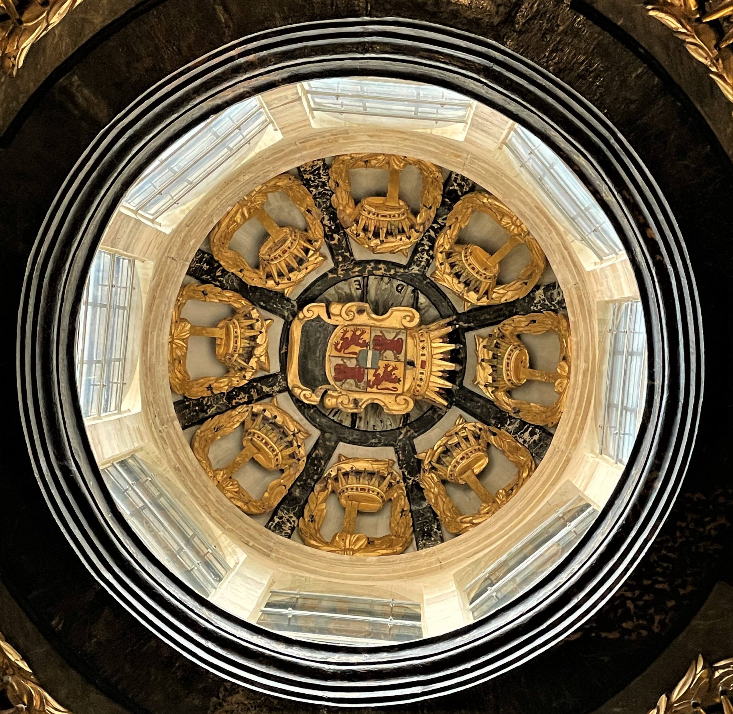 Plafond van koepel versierd met vergulde motieven en wapenschilden.