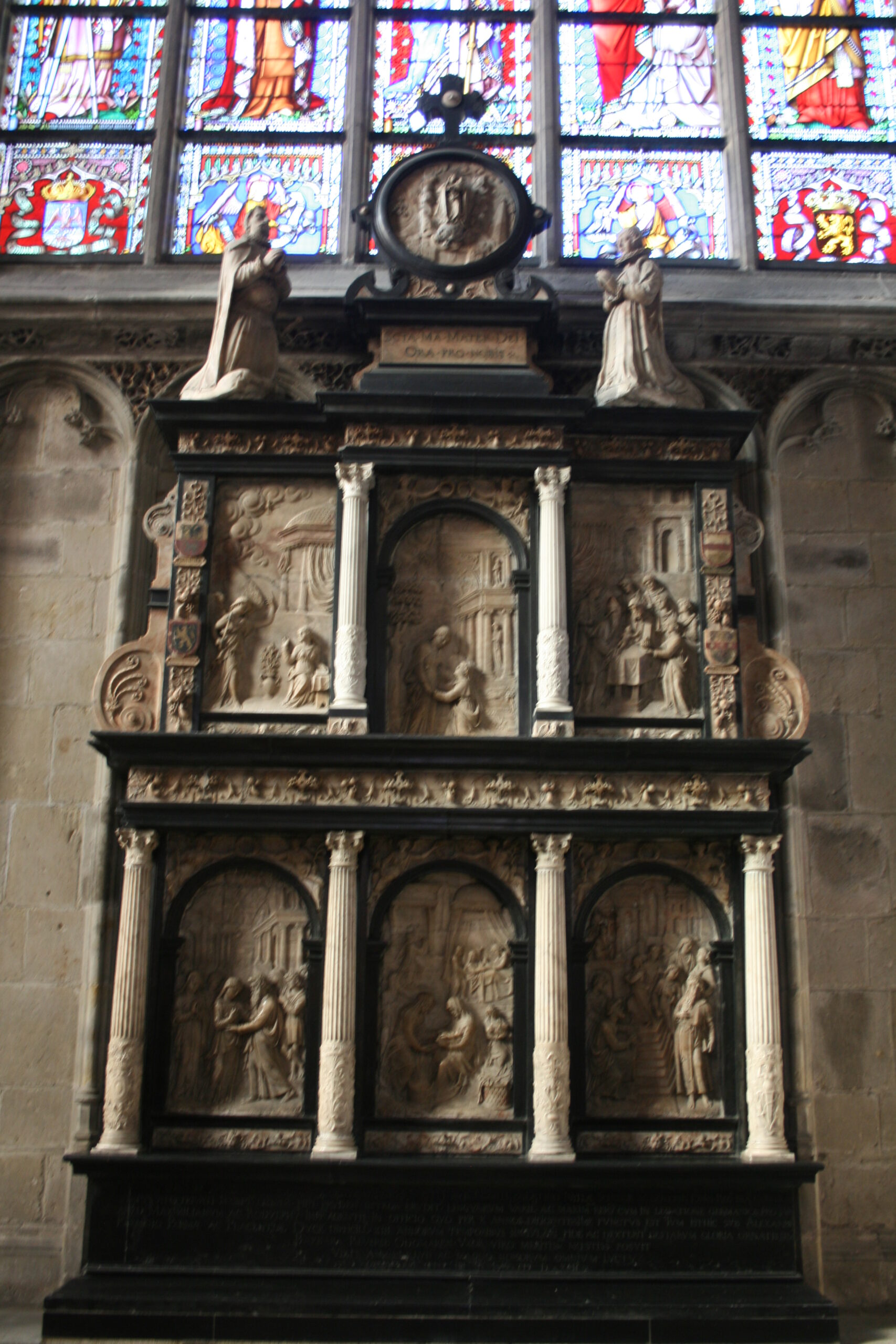 Grafmonument van Flaminio Garnier met stenen sculpturen voordat het werd verlicht. 
