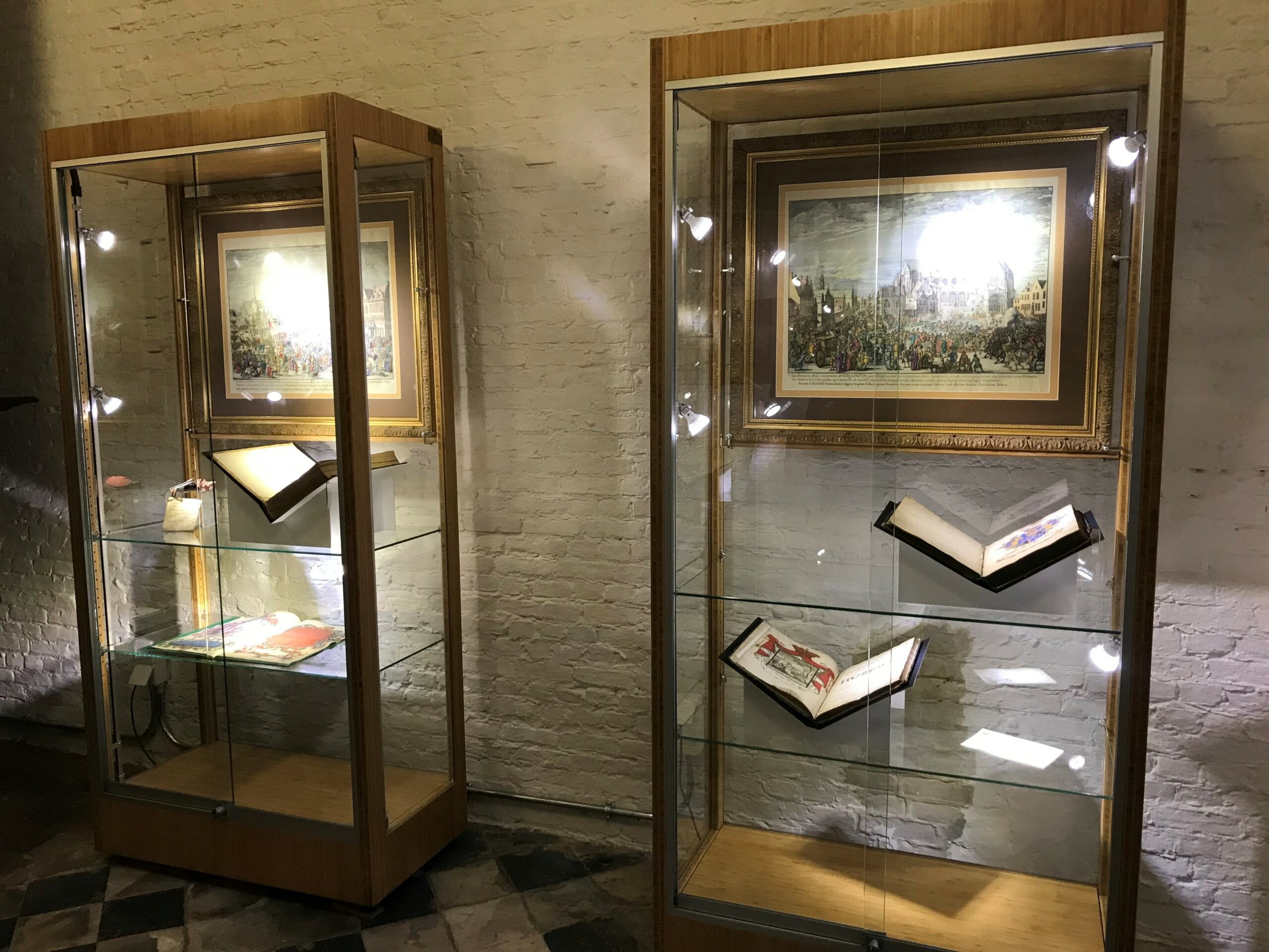 Vitrines met oude boeken en schilderijen.