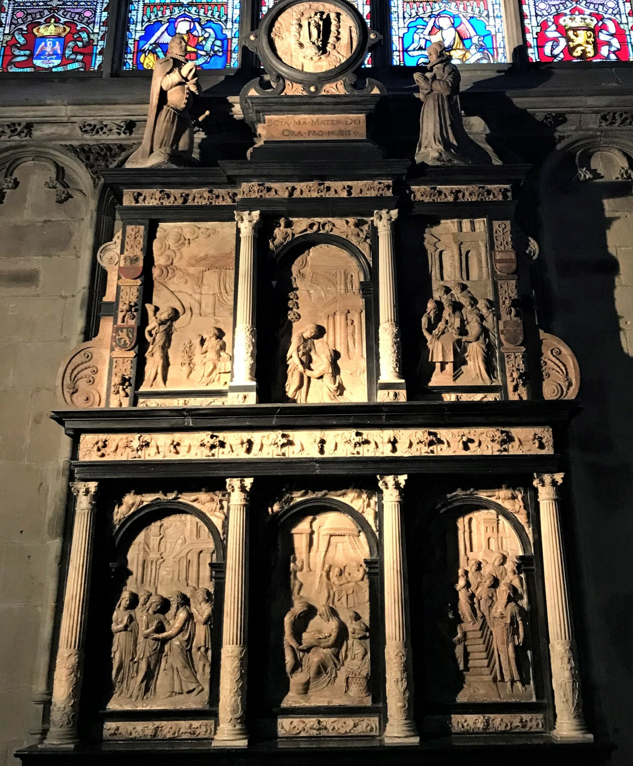 Verlichting van Flaminio Garniers grafmonument van stenen beelden.