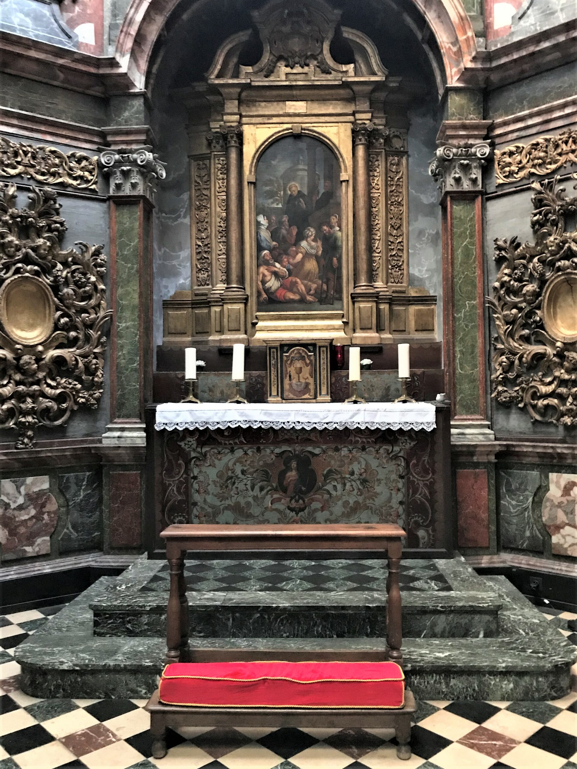 Zicht op het altaar in de kapel Saint Marcou.