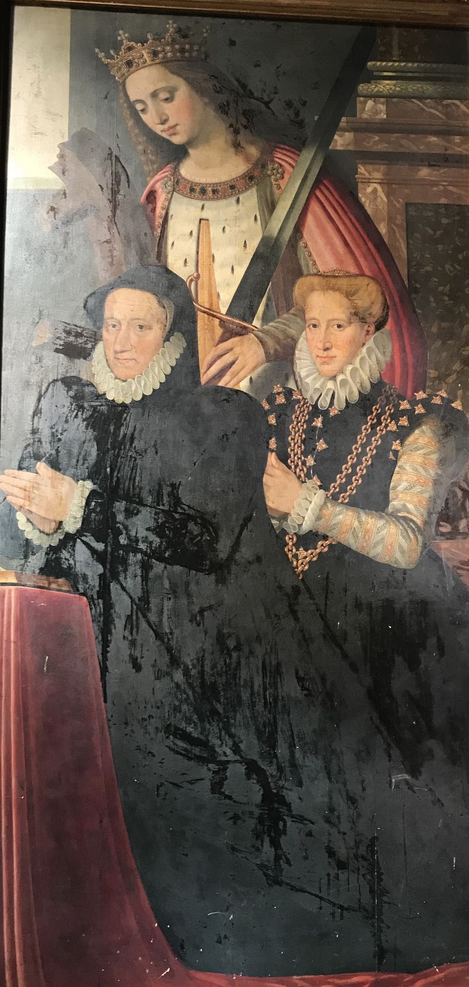 Grafmonument van Flaminio Garnier met stenen sculpturen voordat het werd verlicht. 