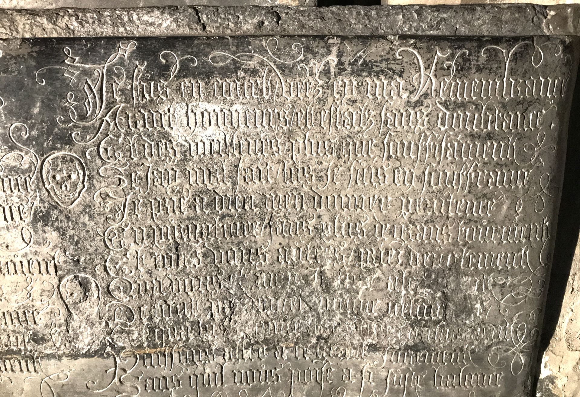 Verlichting van Flaminio Garniers grafmonument van stenen beelden.