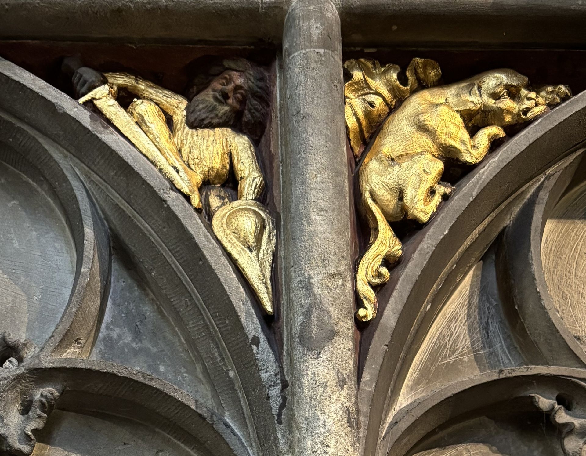 Grafmonument van Flaminio Garnier met stenen sculpturen voordat het werd verlicht. 