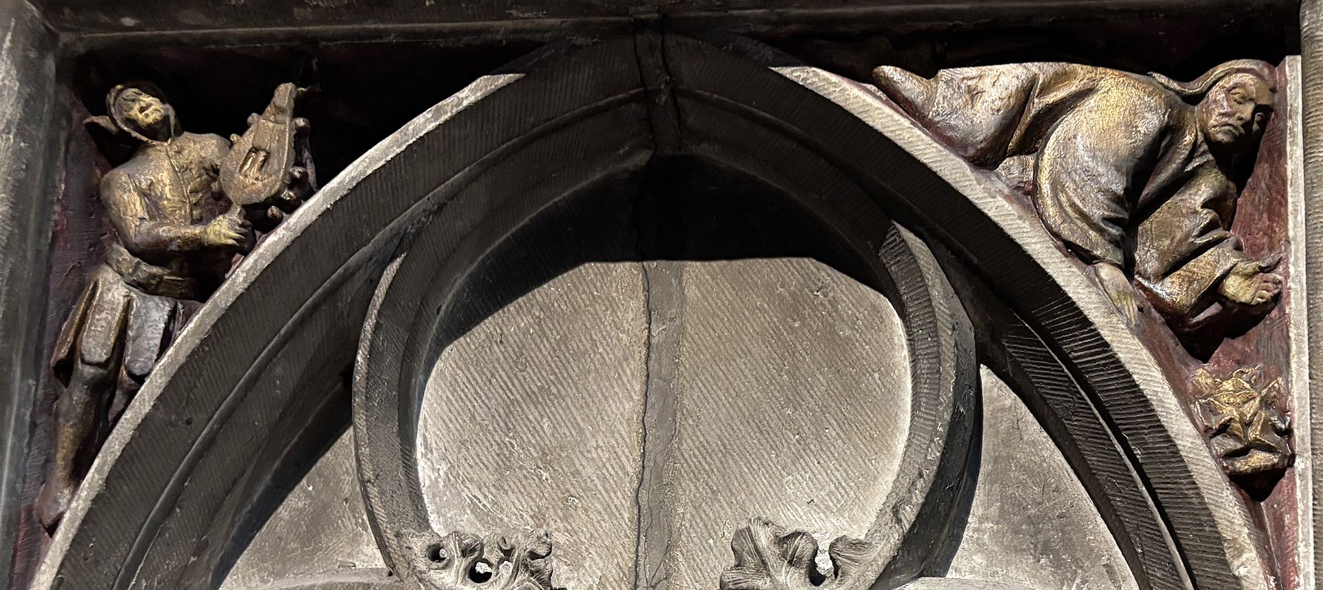 Verlichting van Flaminio Garniers grafmonument van stenen beelden.