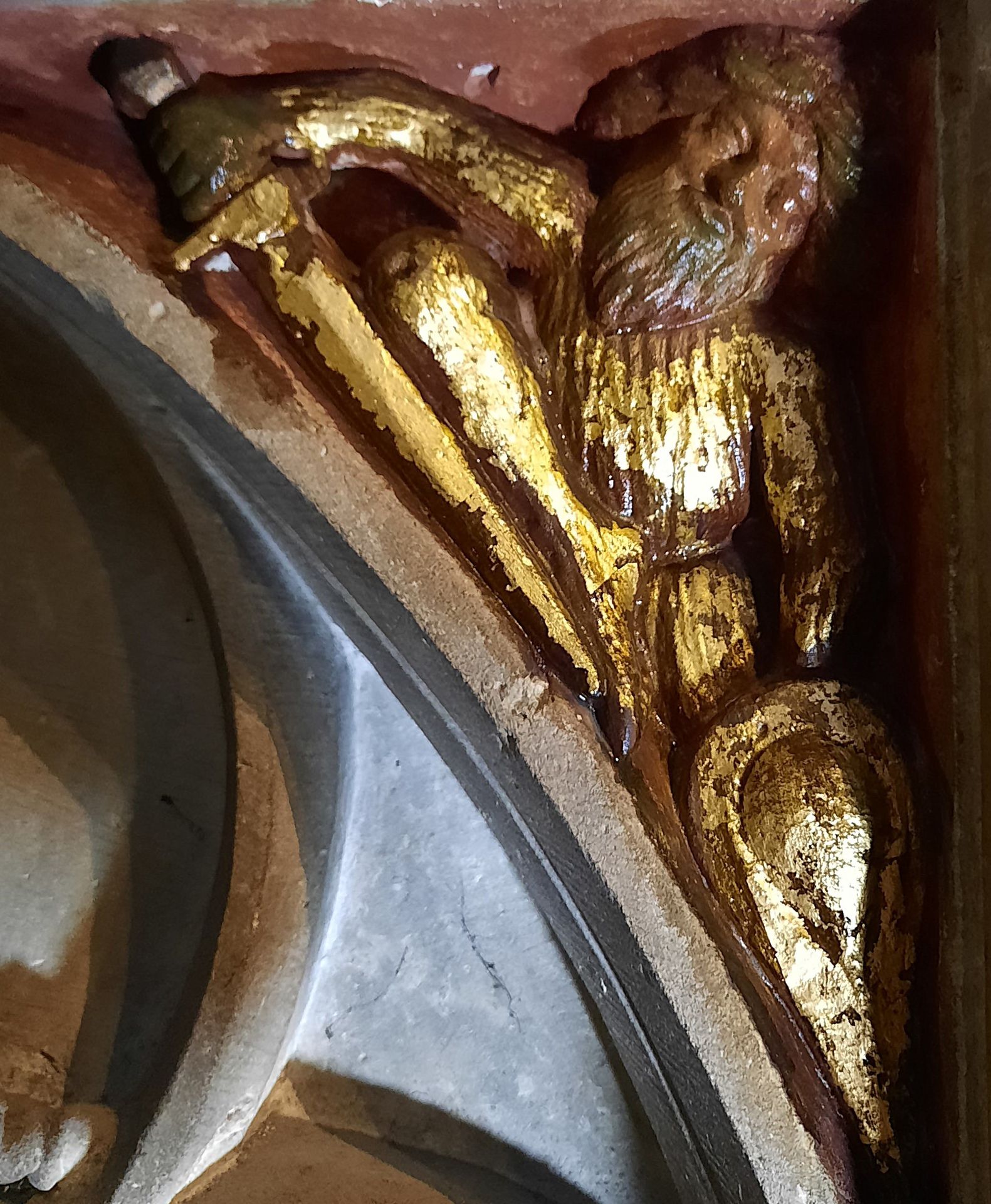 Grafmonument van Flaminio Garnier met stenen sculpturen voordat het werd verlicht. 