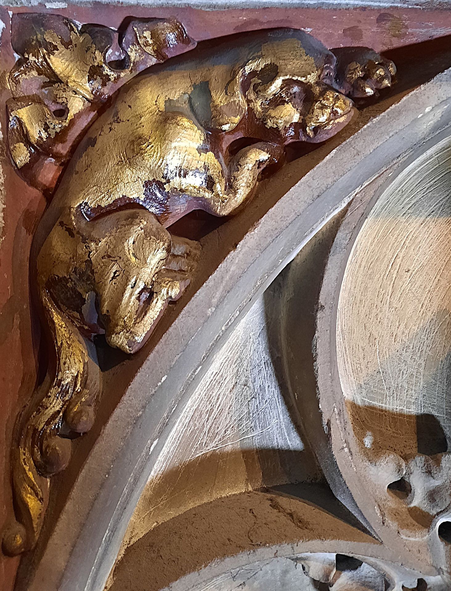 Grafmonument van Flaminio Garnier met stenen sculpturen voordat het werd verlicht. 