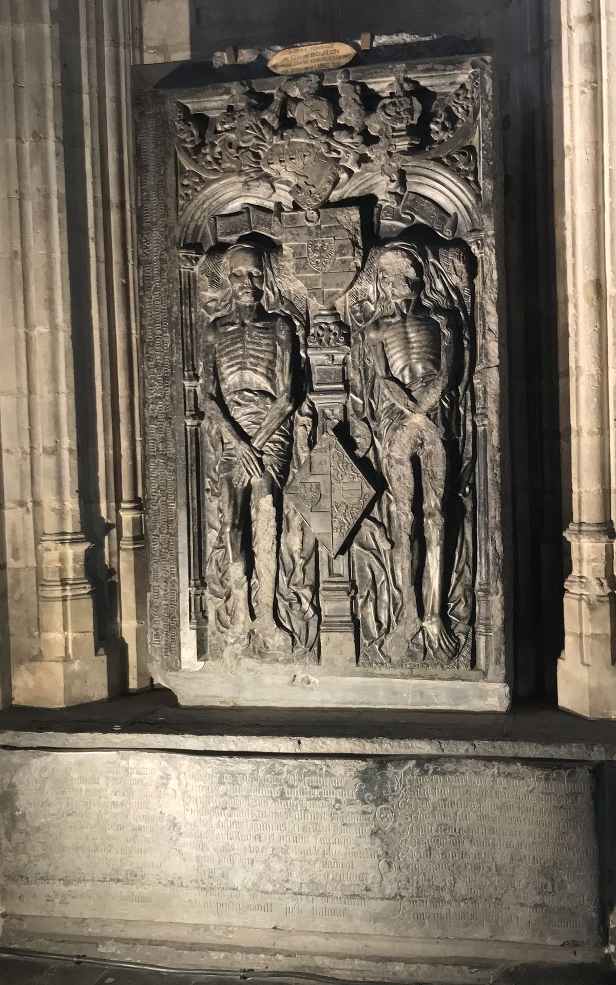 Grafmonument van Flaminio Garnier met stenen sculpturen voordat het werd verlicht. 