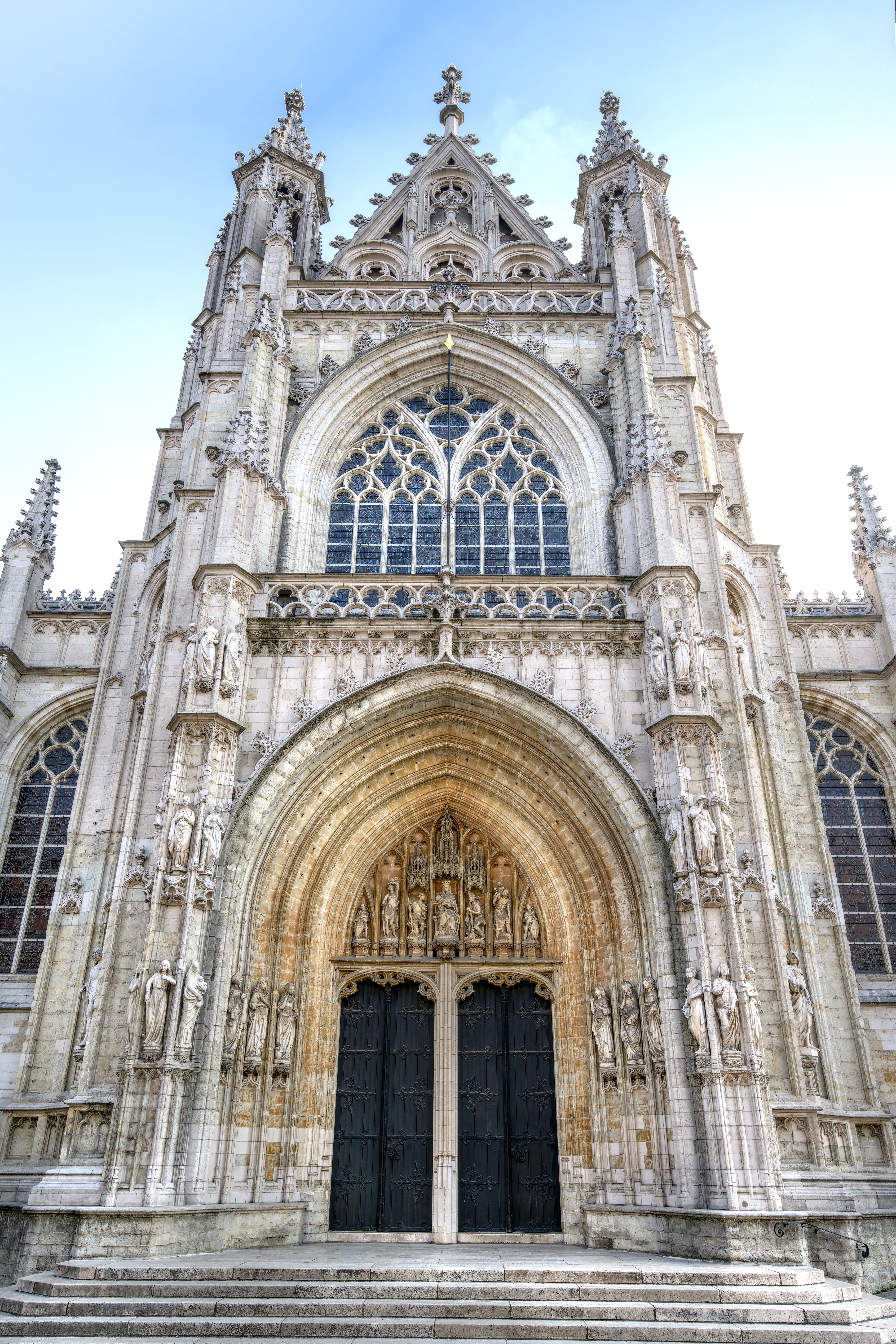 Stenen beelden op een sierlijke gevel van de Notre-Dame kerk in Le Sablon, Brussel.