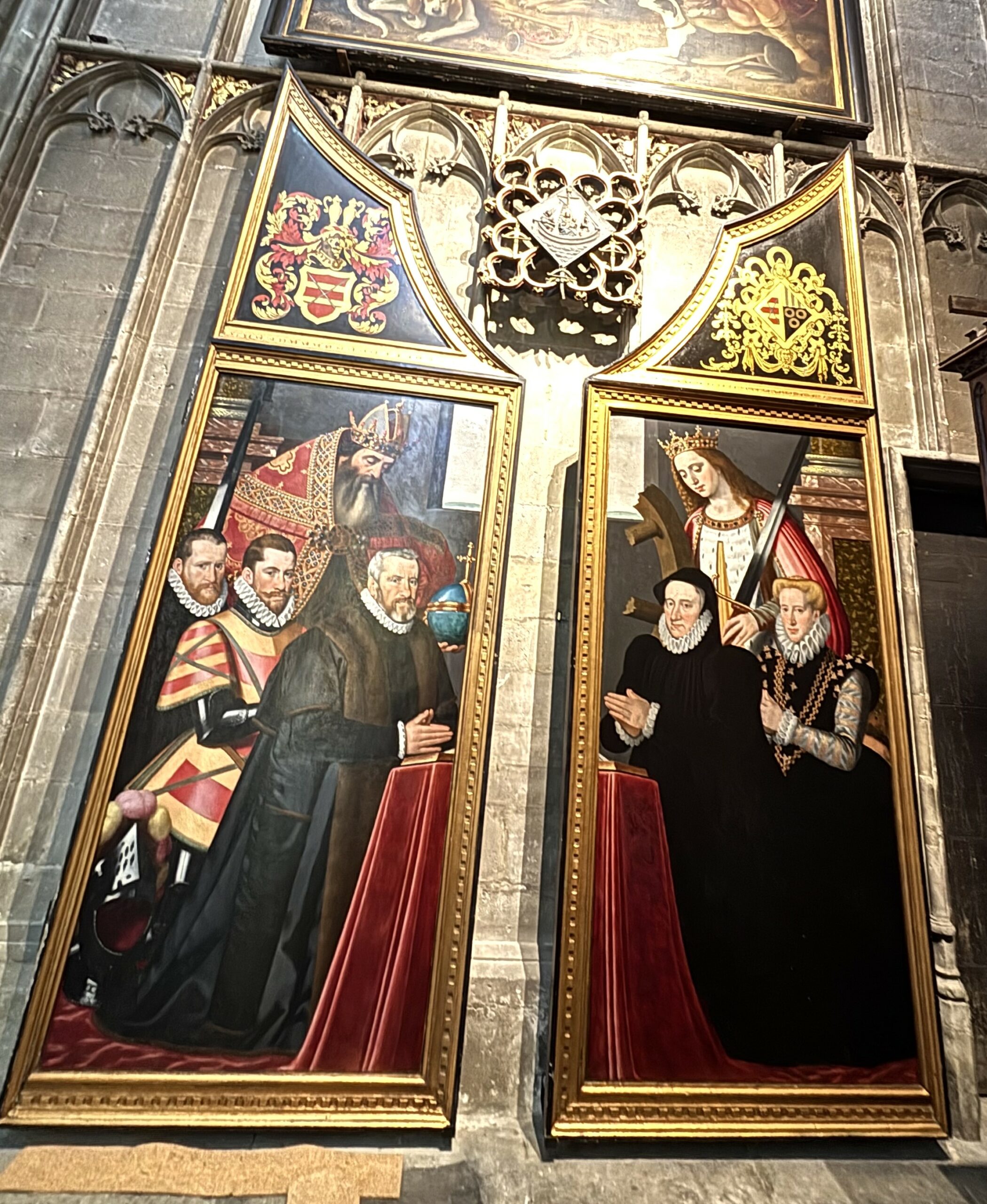 Verlichting van Flaminio Garniers grafmonument van stenen beelden.